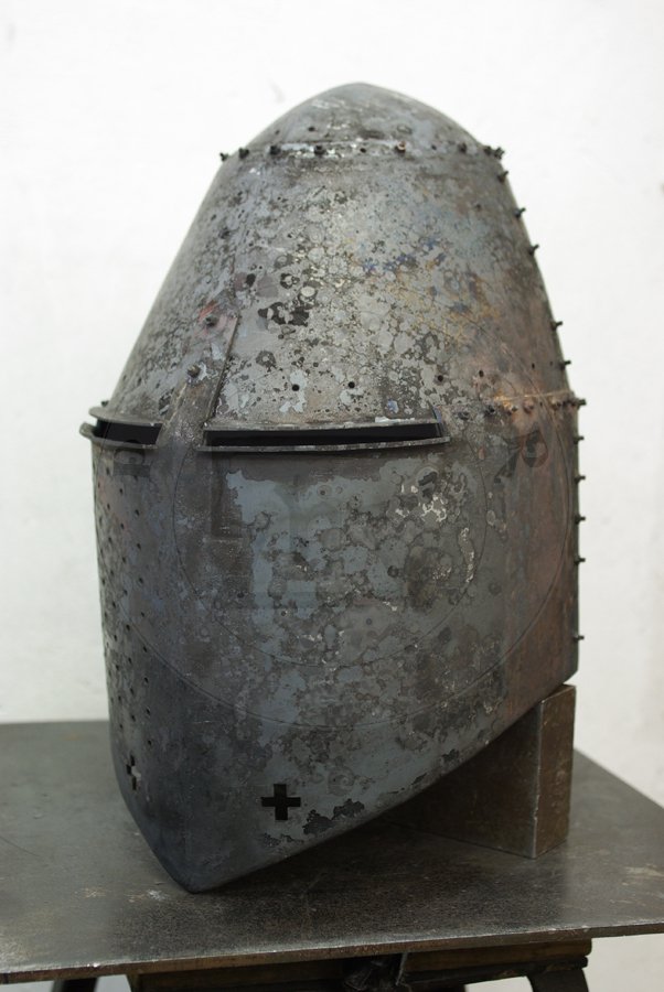 Hem wielki datowany na poow XIV wieku. Hartowany i odpuszczany do twardoci 30 HRC./Great helm dated for half of XIV c. Heat hardened and tempered up to 30 HRC.